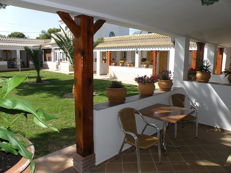 Hostal Las Acacias Los Caños de Meca Kültér fotó